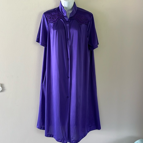 VTG Vanity Fair Purple Robe Button Front Floral Embroidery Sz L - Picture 2 of 11